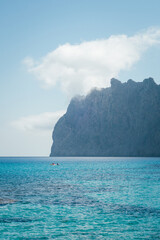 Obraz premium Mer méditerranée. Côte rocheuse de Majorque. Paysage de vacances. Kayak sur mer. îles Baléares. Littoral avec falaise