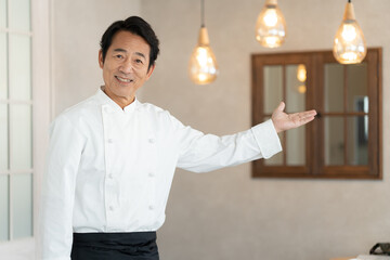 客を迎えるオーナー料理人