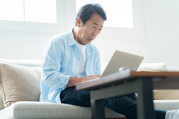 暗号資産の下落に恐怖する50代個人投資家