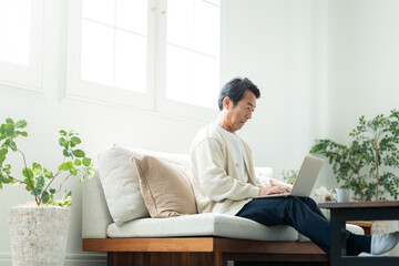 暗号資産の下落に恐怖する50代個人投資家