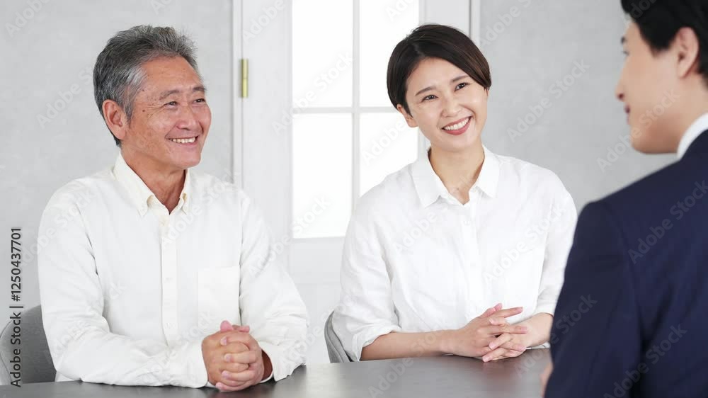 Poster ビジネスマン、ビジネス、商談、相談、アドバイザー、提案、営業、親子、税理士、会計士、相続、保険、日本人、男性、女性、ファイナンシャルプランナー、fp、投資、資産運用、証券会社、見積もり、笑顔、節税、ビ