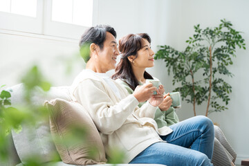 リビングでティータイムする50代夫婦