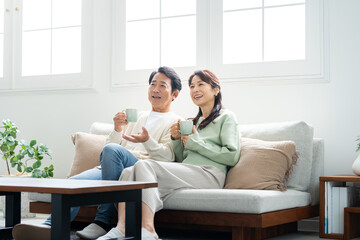 リビングでティータイムする50代夫婦
