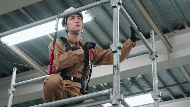 工事、男性、エンジニア、工事現場、技術者、屋根、フルハーネス、ランヤード、フック、作業員、建設、現場、安全、日本人、足場、高所作業、点検、メンテナンス、修理、登る、ローリングタワー、塗装、内装、建築、住宅、検査、仕事、職業、危険、リスク、特別教育、着用義務、墜落制止用器具、作業服、解体、ヘルメット、人材、労働者、作業、安全帯、働く、産業、建物、リフォーム、職人、修繕、電気、転落、作業床、人物