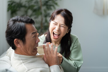 夫を問い詰める50代妻