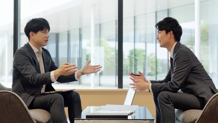 打ち合わせをするビジネスマン