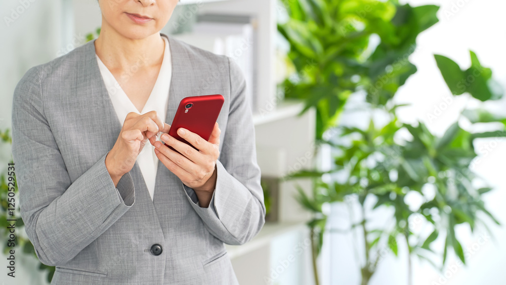 Leinwandbilder スマホ、スマートフォン、ビジネスウーマン、ビジネス、女性、考える、疑問、不満、オフィス、動画、フェイクニュース、SNS、炎上、不安、心配、悔しい、後悔、失敗、アプリ、ニュース、DX、デジタル、情報、ビジネスパーソン、ミドル、顔なし、ため息、困る、悩み、悩む、残念、がっかり、仕事、転職、ストレス、コピースペース、携帯電話、記事、スキャンダル、ゴシップ、噂、不機嫌、インターネット、オンライン、web、