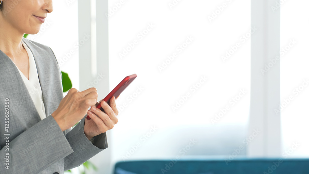 Leinwandbilder スマホ、女性、ビジネスウーマン、ビジネス、スマートフォン、悩む、携帯電話、オフィス、コピースペース、アプリ、SNS、検索、メール、動画、通信、スーツ、キャリア、転職、仕事、顔なし、タッチ、操作、ユーザー、インターネット、オンライン、web、ニュース、ソーシャルメディア、DX、デジタル、テクノロジー、トランスフォーメーション、ビジネスパーソン、ネットワーク、ERP、会社員、データ、ビデオ、日本人、情