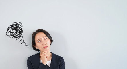 悩む、キャリアウーマン、ビジネスウーマン、ビジネス、女性、疑問、日本人、転職、落ち込む、がっかり、不満、ミドルエイジ、ビジネスパーソン、経営者、マネジメント、上司、ため息、最悪、考える、悩み、困る、心配、不安、トラブル、問題、課題、憂鬱、憂うつ、ストレス、失敗、ミス、後悔、残念、中年、人手不足、社会問題、FAQ、質問、Q&A、コピースペース、氷河期世代、難問、難しい、わからない、ギャップ、差別、慌