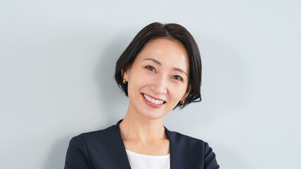 女性、ビジネスウーマン、ポートレート、ビジネス、ミドル、日本人、笑顔、キャリアウーマン、自信、爽やか、スーツ、かっこいい、凛々しい、経営者、美容、中年、仕事、働く、コピースペース、上半身、ショートヘア、腕組み、社長、経営、管理職、美人、シリアス、クール、ビューティー、現役世代、40代、ビジネスパーソン、白バック、信頼感、明るい、上司、アドバイザー、税理士、司法書士、弁護士、プロ、スペシャリスト、実