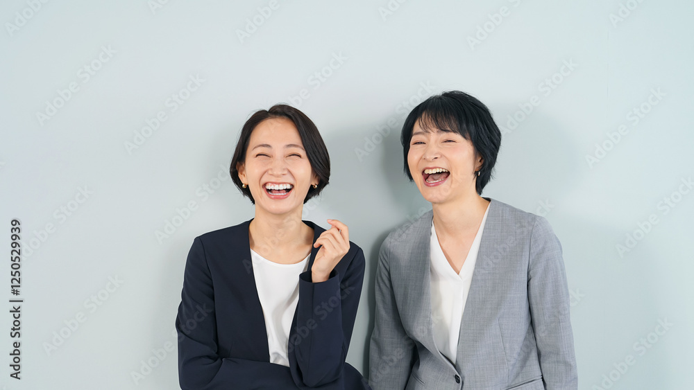 Aufkleber 女性、ビジネスウーマン、ビジネス、笑顔、笑う、爆笑、楽しい、嬉しい、喜ぶ、充実、満足、二人、パートナー、ミドル、スーツ、ビジネスパーソン、仕事、働く、会社員、人材、ポジティブ、元気、ハッピー、中年、経営者、仲良し、チームワーク、コピースペース、コンビネーション、転職、就職、職場、採用、美容、スキンケア、日本人、40代、ライフスタイル、社長、チーム、上半身、白バック、アクティブ、ウェルネス、福祉、福
