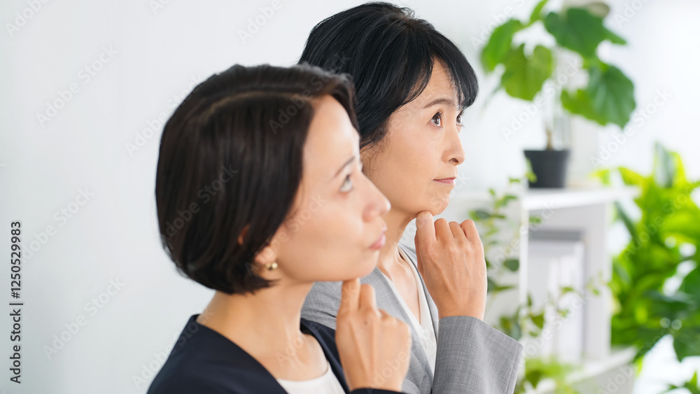 Fototapete 女性、ビジネスウーマン、ビジネス、相談、悩む、困る、考える、疑問、不満、不安、心配、日本人、ストレス、二人、上司、部下、経営、マネジメント、悩み、トラブル、問題、課題、仕事、転職、働く、会社員、企業、パートナー、サポート、憂うつ、落ち込む、疲労、ビジネスパーソン、迷う、ハラスメント、スーツ、職場、改善、改革、検討、決断、ネガティブ、ため息、ミドル、中年、経営者、社長、失敗、残念、人物