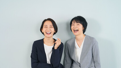 女性、ビジネスウーマン、ビジネス、笑顔、笑う、爆笑、楽しい、嬉しい、喜ぶ、充実、満足、二人、パートナー、ミドル、スーツ、ビジネスパーソン、仕事、働く、会社員、人材、ポジティブ、元気、ハッピー、中年、経営者、仲良し、チームワーク、コピースペース、コンビネーション、転職、就職、職場、採用、美容、スキンケア、日本人、40代、ライフスタイル、社長、チーム、上半身、白バック、アクティブ、ウェルネス、福祉、福