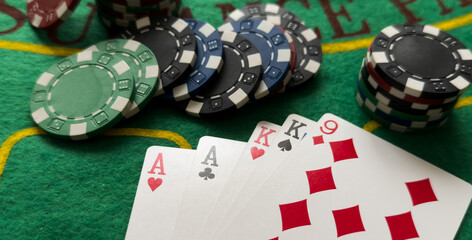 Obraz premium Poker cards and gambling chips on green background