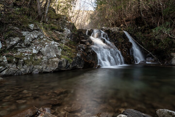 Naklejka premium 美しい滝のある風景
