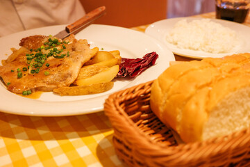 テーブルの上のポークソテーとパン