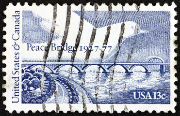 Postage stamp USA 1977 Peace Bridge and Dove, 50th anniversary of the Peace Bridge, connecting Buffalo, NY with Fort Erie, Ontario