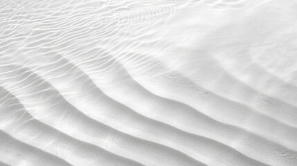 Obraz premium A close-up of gentle ripples forming patterns on the white sand beneath Hawais transparent waters.