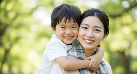 公園で遊ぶ子どもと母親