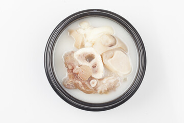  A thick, boiled soup with beef feet. You can also make the seasoning separately and add it according to your taste.