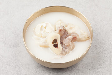  A thick, boiled soup with beef feet. You can also make the seasoning separately and add it...