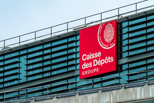 Paris, France - 7 f&eacute;vrier 2025: Enseigne et logo sur un b&acirc;timent de la Caisse des d&eacute;p&ocirc;ts et consignations (CDC), institution financi&egrave;re publique fran&ccedil;aise cr&eacute;&eacute;e en 1816