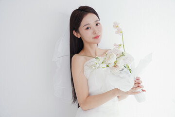 ウエディングドレスを着た美しい女性のポートレート