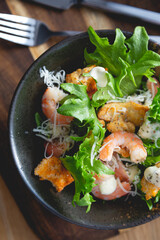 Salad with shrimps and cheese