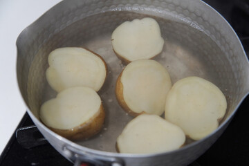 じゃがいもを茹でる様子