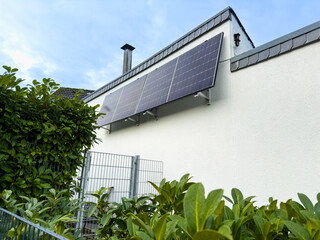 Solarpanele an einer Hauswand in Hilden, Deutschland