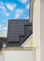 Fototapeta premium Solarpenele auf dem Dach eines Haus in Hilden, Deutschland