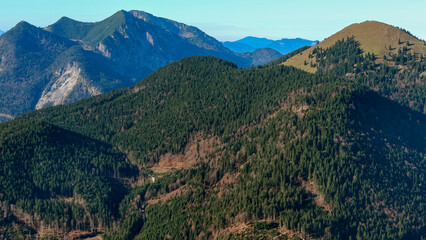 Obraz premium Fly Over the Bavarian Landscape from the Hirschhörnlkopf towards the Walchensee and the Jochberg peak range