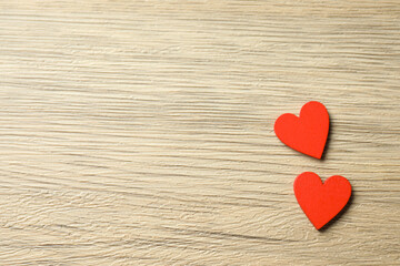 Obraz premium Valentine's Day. Paper hearts on wooden background, top view. Space for text
