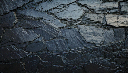 Eine Wand aus farbigem, edlem urbanem Schieferstein mit modernen, urbanen Farbt&ouml;nen, die eine elegante und raffinierte Atmosph&auml;re im Raum schafft.