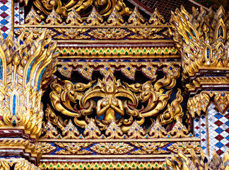 personaje en medio de la ornamentación colorista