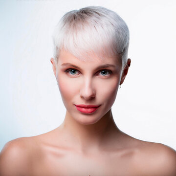 Ritratto di bellissima donna coni capelli rasati
