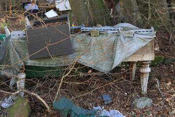 Müll und Unrat wurde in einer Hecke entsorgt