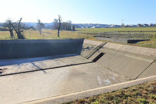 Regenbecken zum Dosieren von Regenwasser bei Nussdorf im Landkreis Ludwigsburg