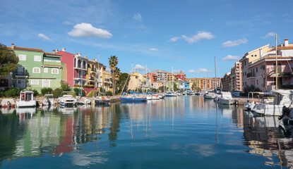 Fototapeta premium Zona de Port saplaya en Alboraya, Valencia, España, conocida como la venecia Valenciana, con sus canales, barcos de recreo y casas de colores