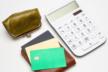 がま口と二つ折り財布と電卓と各種カード