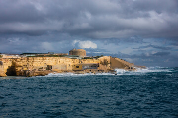 Malta paessaggio con mare , navi , romantico ,giorno e sera  