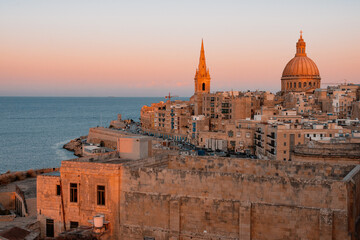 Fototapeta premium Malta paessaggio con mare , navi , romantico ,giorno e sera 