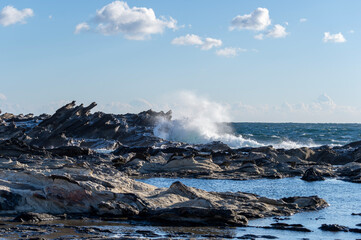 冬の晴れた日の磯に打ち付ける波