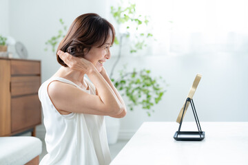 髪の毛に触れる日本人シニア女性