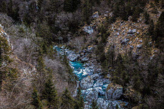 Via Mala, antica strada di montagna che costeggia l'orrido del fiume Dezzo