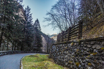 Via Mala, antica strada di montagna che costeggia l'orrido del fiume Dezzo