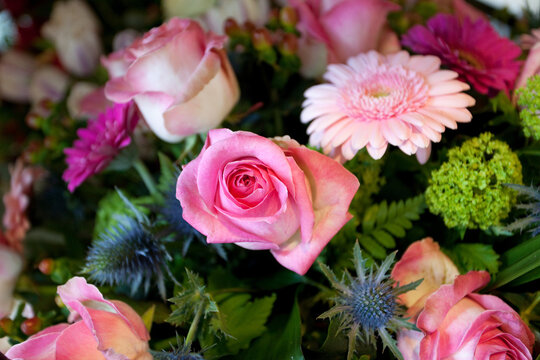 Boeket met roze rozen en andere bloemen is een symbool van liefde