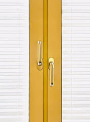 Fenstergriffe Doppelfenster mit weiße Rollo