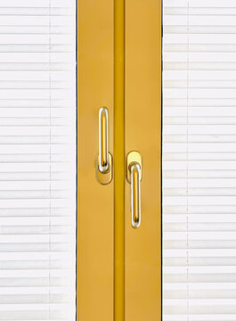 Fenstergriffe Doppelfenster mit wei&szlig;e Rollo