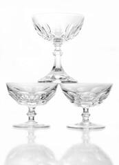 Gläser auf weißen Hintergrund